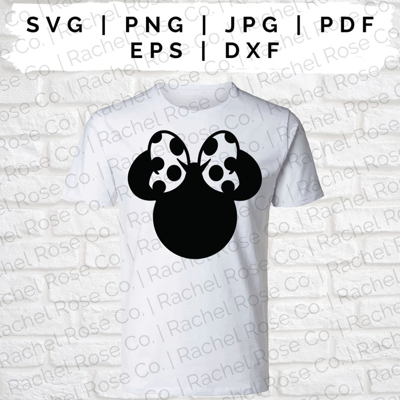 K&ouml;nnte beinhalten: Ein wei&szlig;es T-Shirt mit einer schwarzen Silhouette eines M&auml;usekopfes mit einer gepunkteten Schleife. Der M&auml;usekopf ist mittig auf dem T-Shirt platziert.