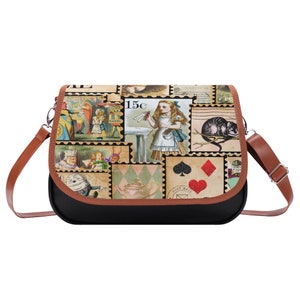 Sac à bandoulière vintage en cuir estampé Alice au pays des merveilles. Sac à bandoulière pour femme, sacoche, sac à bandoulière Saddle, sac à main en cuir. Cadeau pour elle.