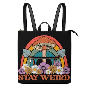 Mochila de piel sintética resistente al agua Stay Weird Mushroom, bolso cuadrado tipo cartera. Mochila con cremallera. Idea de regalo. Bolso arcoíris. Hippie