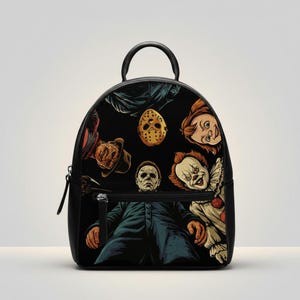 Puede incluir: Mochila negra con ilustraciones de personajes de películas de terror, incluyendo Michael Myers, Freddy Krueger y Pennywise. La bolsa tiene un asa superior, un bolsillo frontal con cremallera y una cremallera negra.
