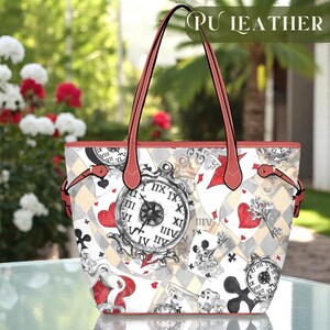 Puede incluir: Una bolsa de mano blanca con ribete rojo y un dise&ntilde;o caprichoso con cartas de juego, llaves y relojes. La bolsa tiene una etiqueta de cuero PU que dice "PU Leather".