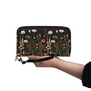Cartera de piel vegana Midnight Bloom. Monedero de mano con correa. Regalo para ella. Cartera de piel con cremallera. Cartera plegable. Estética. Tarjetero.