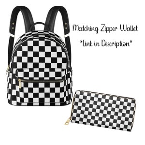 Puede incluir: Mochila y cartera a juego de cuadros negros y blancos. La mochila tiene un bolsillo con cremallera en la parte delantera y correas ajustables. La cartera tiene una cremallera.