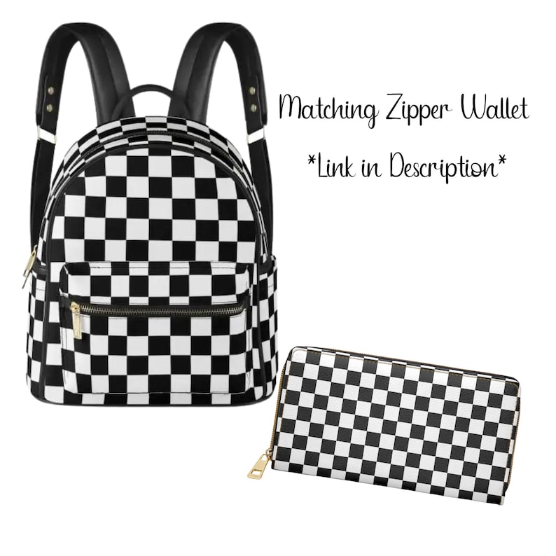Puede incluir: Mochila y cartera a juego de cuadros negros y blancos. La mochila tiene un bolsillo con cremallera en la parte delantera y correas ajustables. La cartera tiene una cremallera.