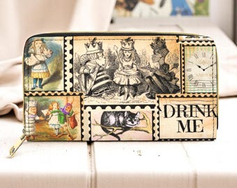 Alice i Underlandet Plånbok: Vikplånbok i konstläder med vintagestämpeldesign
