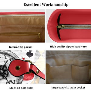 Puede incluir: Primer plano de un bolso tote rojo con cierre de cremallera y un estampado en blanco y negro de cartas de juego y un reloj. El bolso tiene un bolsillo con cremallera, un bolsillo principal grande y tachuelas en los lados.