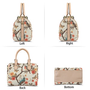 Op de afbeelding: Een cr&egrave;mekleurige handtas met een bloemen- en vogelprint. De tas heeft een ontwerp van vogels, vlinders en bloemen in tinten rood, oranje en blauw. Hij heeft bruinachtige handvatten en randen.