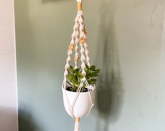 Makramee-Pflanzenhänger mit Gänseblümchenmuster, Geschenk für Mama, von der Natur inspirierte Innendekoration