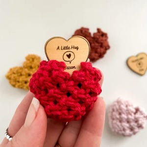 Ficha de abrazo de bolsillo de madera en forma de corazón, hecha a mano en macramé: un regalo conmovedor para el aislamiento.