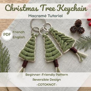 Puede incluir: Tres llaveros de árbol de Navidad de macramé hechos con cuerda verde salvia y crema, con troncos envueltos en marrón y anillas de metal plateado. El texto dice Christmas Tree Keychain, Macramé Tutorial, PDF, French, English, Beginner-Friendly Pattern, Reversible Design, -COTOKNOT-.
