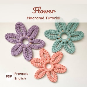 Könnte beinhalten: Drei Makramee-Blumenuntersetzer in Lila, Türkis und Koralle. Jeder Untersetzer hat eine kreisförmige Mitte und blütenblattförmige Designs. Das Bild enthält den Text "Flower Macramé Tutorial" und "Français English".