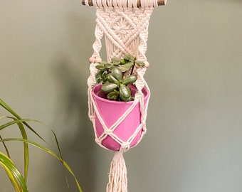 Makramee-Pflanzenhänger und hängender Übertopf zur Wanddekoration und Pflanzenstütze