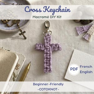 Może przedstawiać: Lawendowy brelok do kluczy w kształcie krzyża z makramy ze srebrnym zapięciem. Obraz zawiera tekst "Cross Keychain Macramé DIY Kit" i "Beginner-Friendly -COTOKNOT-". Widoczny jest również plik PDF z tekstem w języku francuskim i angielskim.