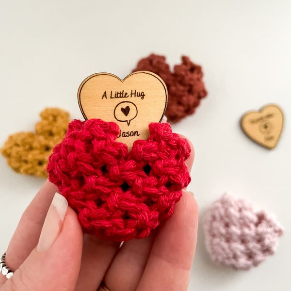 Jeton de Câlin de Poche en Bois en Forme de Cœur Dans un Cœur en Macramé Fait à la Main – Cadeau d'Isolement Réconfortant