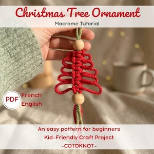 Könnte beinhalten: Ein Makramee-Weihnachtsbaumschmuck aus roter Kordel, die zu einer Baumform geknotet ist, akzentuiert mit zwei hellen Holzperlen und grünen Kordelschlaufen. Der Text lautet Christmas Tree Ornament, Macramé Tutorial, PDF, An easy pattern for beginners, Kid-Friendly Craft Project und COTOKNOT.