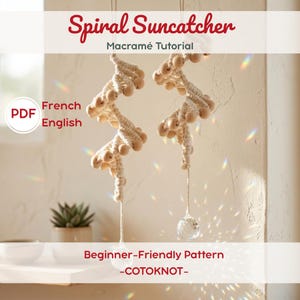Op de afbeelding: Spiraalvormige macramé zonnevanger tutorial met de tekst "Spiral Suncatcher" en "Macramé Tutorial". De zonnevanger is gemaakt van natuurlijk gekleurd macramé koord en houten kralen, met een helder kristal aan de onderkant.