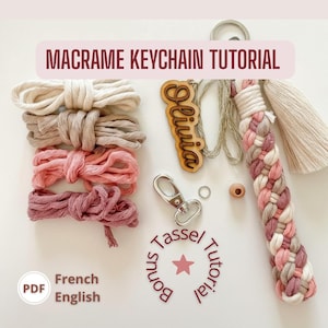 Può includere: Immagine di un tutorial per portachiavi in macramè con testo. L'immagine mostra fasci di cordoncino macramè beige, marrone chiaro e rosa, un'etichetta in legno con il nome, un fermaglio argentato e un portachiavi intrecciato con una nappa. Il testo recita "Macrame Keychain Tutorial" e "Bonus Tassel Tutorial".