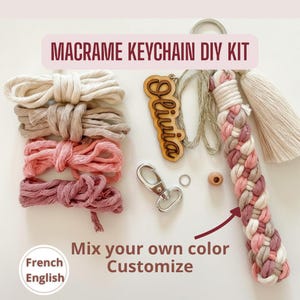 Könnte beinhalten: Macramé-Schlüsselanhänger-DIY-Kit mit Kordeln in Beige, Rosa und Burgunderrot. Enthält ein Namensschild aus Holz, Metallbeschläge und den Text "Mix your own color Customize".