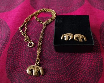 Collier et boucles d'oreilles fabriqués par Kalevala Koru