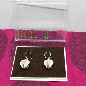 Puede incluir: Juego de tres jarrones de cerámica blanca con diseño acanalado. Los jarrones miden aproximadamente 25 cm, 20 cm y 15 cm de altura. Diseño moderno y minimalista.