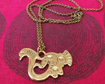 Este es el collar de pájaro más grande llamado el pájaro de Tampere.