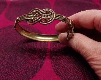 Pulsera con dije, nueva, hecha de bronce por Kalevala Koru en Finlandia.