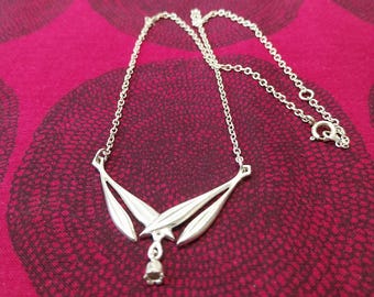 Hermoso collar de lirio de los valles de plata elaborado por Kalevala Koru