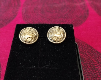 Die brandneuen Sun Lion Ohrringe mit einem Pin