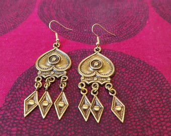 Orecchini vintage chiamati Hertta-lehti realizzati da Kalevala Koru in Finlandia