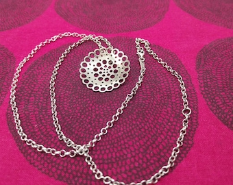 Un nuevo collar de plata diseñado por Liisa Vitali en Finlandia.