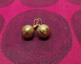 Orecchini in filigrana realizzati da Kalevala Koru in Finlandia