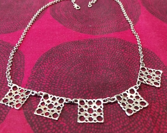 Collar de plata llamado Lace diseñado por Liisa Vitali en Finlandia