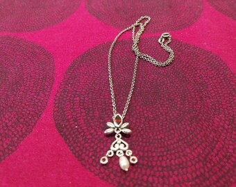 Charm vintage silver necklace with a pearl and red stones