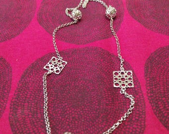 Collar largo de plata diseñado por Liisa Vitali en Finlandia