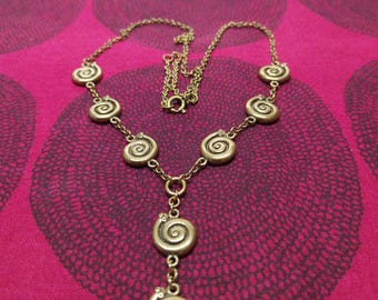 Collar de serpiente poco común, elaborado por Kalevala Koru en Finlandia.