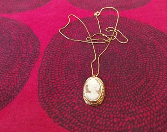Precioso collar/broche con camafeo hecho de oro