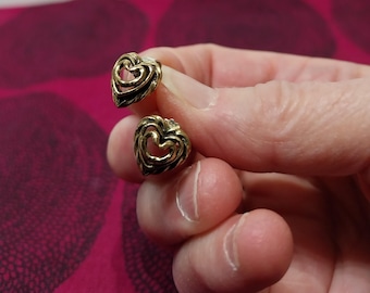 Gli orecchini Cuore della Casa realizzati da Kalevala Koru