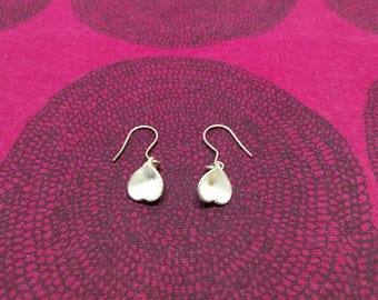 Les boucles d'oreilles Eira en argent sont fabriquées par Kalevala Koru en Finlande