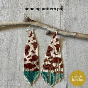 Könnte beinhalten: Ein Paar Perlenohrringe mit Kuhfellmuster in Braun und Creme, mit türkisfarbener Fransen. Die Ohrringe hängen an silbernen Haken. Der Text "beading pattern pdf" ist oben zu sehen.