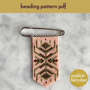 Puede incluir: Un alfiler con cuentas con un diseño geométrico en rosa, verde y marrón, sujeto a un imperdible plateado. El texto "beading pattern pdf" está en la parte superior y "snails & fairy dust" en la esquina inferior derecha.