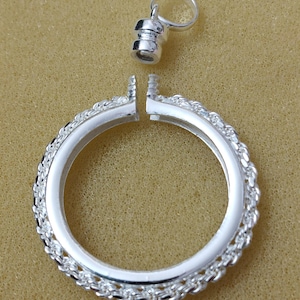 Pingente redondo ajustável em prata de lei 925 com encaixe para moeda.