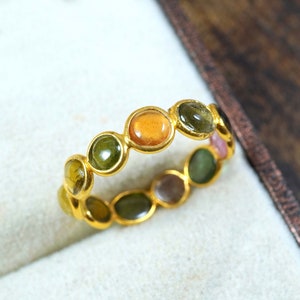 Anillo de eternidad con múltiples turmalinas: plata de ley bañada en oro
