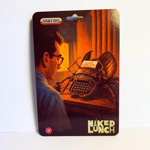Puede incluir: Tarjeta de figura de acci&oacute;n de estilo vintage con una ilustraci&oacute;n surrealista de "Naked Lunch". La obra de arte representa a un hombre con gafas observando un insecto-m&aacute;quina de escribir. La tarjeta tiene el logotipo "Spear's Toys" y el texto "Naked Lunch".