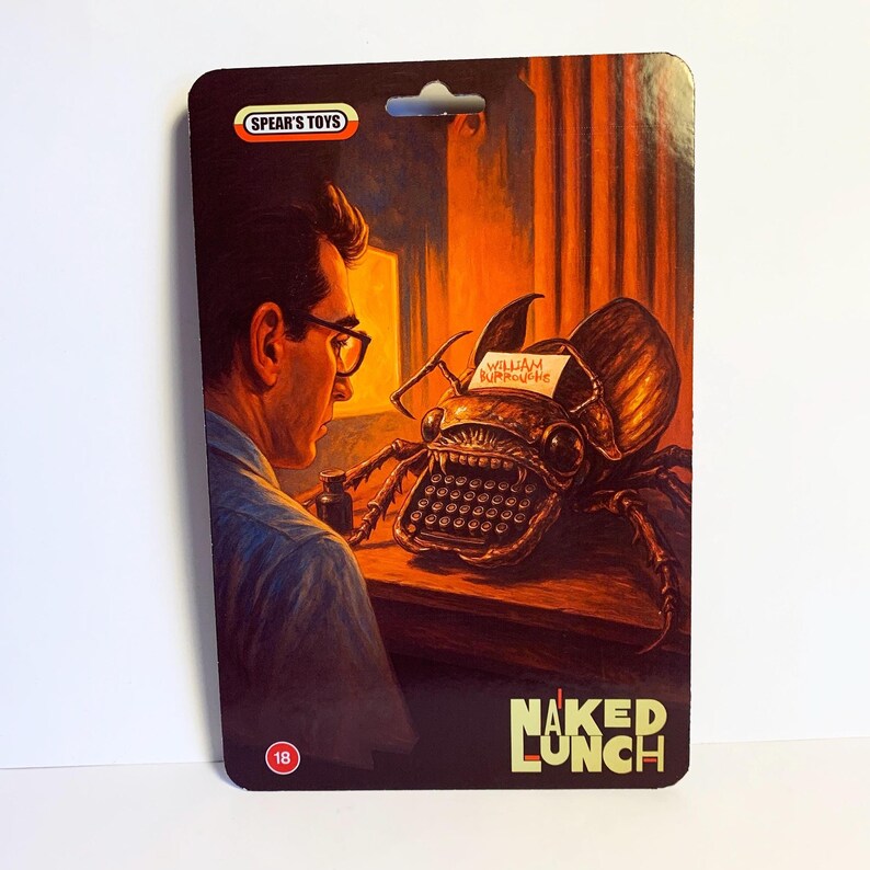Puede incluir: Tarjeta de figura de acci&oacute;n de estilo vintage con una ilustraci&oacute;n surrealista de "Naked Lunch". La obra de arte representa a un hombre con gafas observando un insecto-m&aacute;quina de escribir. La tarjeta tiene el logotipo "Spear's Toys" y el texto "Naked Lunch".