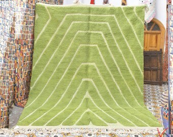 CHARMANT TAPIS BÉNIOURAIN, tapis marocain sur mesure, tapis berbère, tapis vert et blanc unique, tapis en laine fait main, tapis abstrait, carpette.