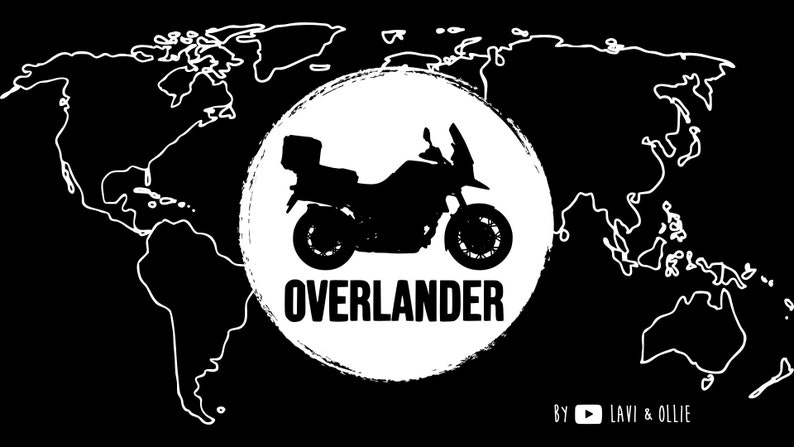 Op de afbeelding: Een zwart-witte illustratie van een motorfiets met een wereldkaart op de achtergrond. De motorfiets bevindt zich in een cirkel met het woord "Overlander" eronder. De tekst "By Lavi & Ollie" staat onderaan de afbeelding.