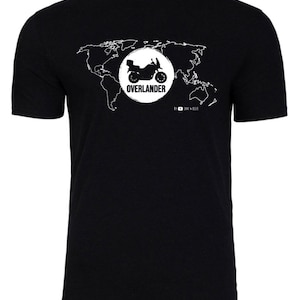 Op de afbeelding: Zwart T-shirt met een witte afbeelding van een motorfiets en een wereldkaart. De afbeelding bevat de tekst "Overlander" en "By Lari & Ollie".