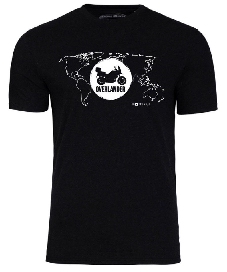 Op de afbeelding: Zwart T-shirt met een witte afbeelding van een motorfiets en een wereldkaart. De afbeelding bevat de tekst "Overlander" en "By Lari & Ollie".