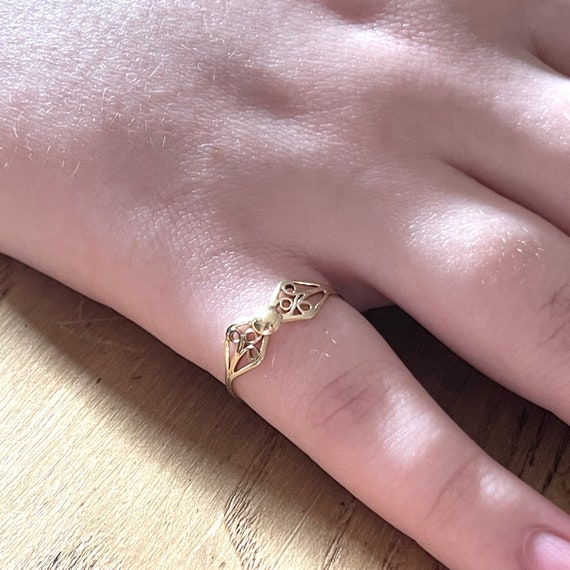 Delicate and sweet 14ct gold ring