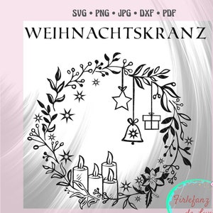 Puede incluir: Ilustración en blanco y negro de una corona de Navidad con velas, estrellas, una campana y una caja de regalo. El texto "WEIHNACHTSKRANZ" está en la parte superior de la imagen.
